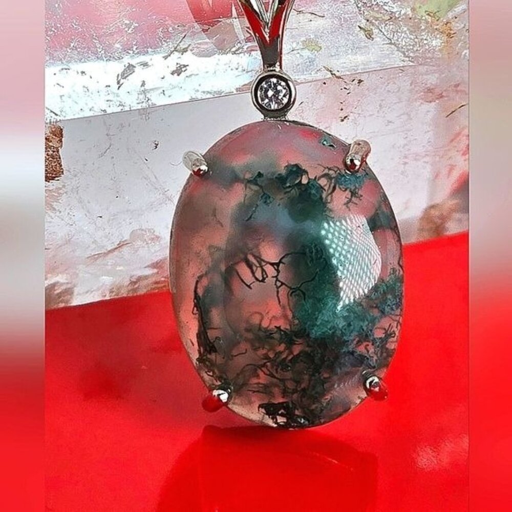 Elegant Silver and Green Pendant Necklace